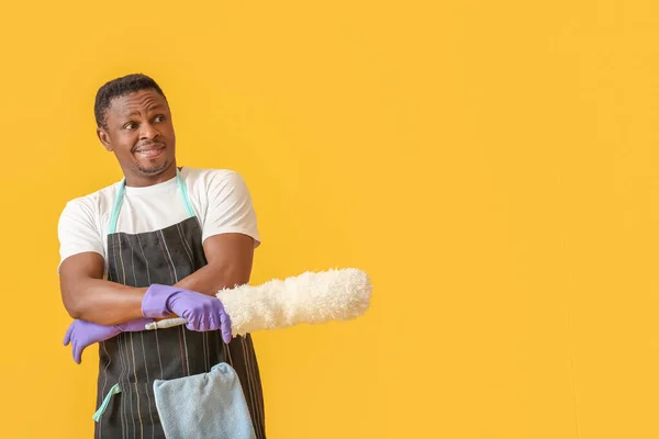 Hombre Afroamericano Con Cepillo Polvo Sobre Fondo Color — Foto de Stock