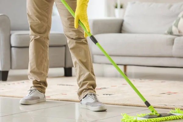 Afro Amerikaanse Man Die Zijn Flat Schoonmaakt — Stockfoto