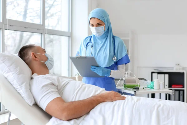 Muslimische Ärztin Besucht Männlichen Patienten Klinik — Stockfoto