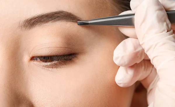 Ung Kvinna Genomgår Ögonbrynskorrigering Förfarande Närbild — Stockfoto