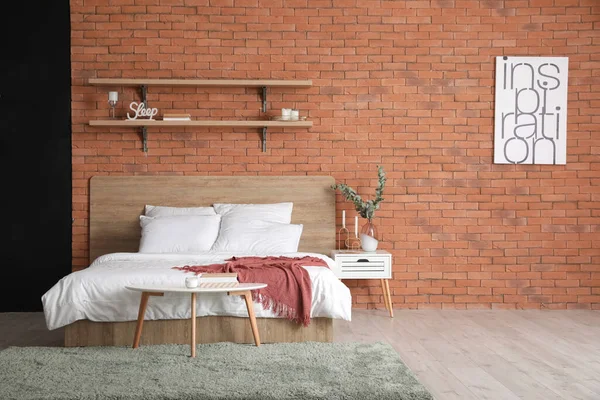 Yatak Odasının Içinde Tuğla Duvar Var — Stok fotoğraf