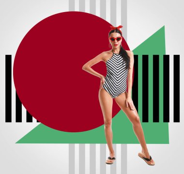 Renkli mayo giymiş güzel bir kadın.