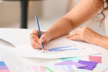 Stüdyoda çalışan kadın moda tasarımcısı, yakın plan.