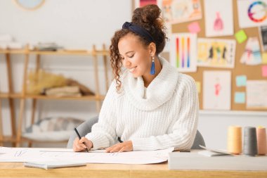 Stüdyoda çalışan kadın moda tasarımcısı