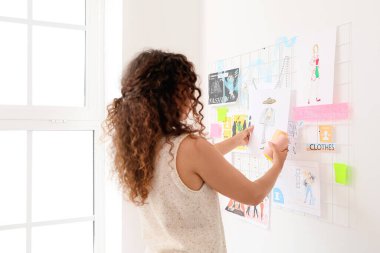 Stüdyoda çalışan kadın moda tasarımcısı