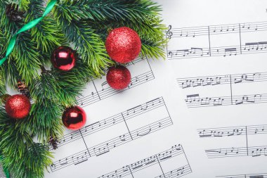 Notalı müzik kağıtları ve Noel dekoru