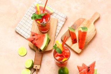 Masada lezzetli soğuk karpuz limonatası.