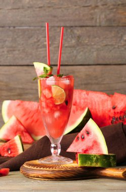 Masada bir bardak lezzetli soğuk karpuz limonatası