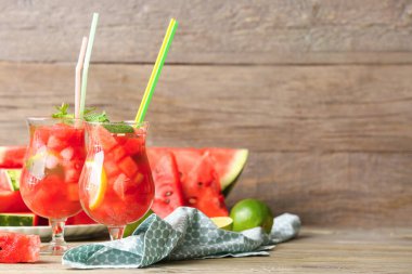 Ahşap masada lezzetli soğuk karpuz limonataları.