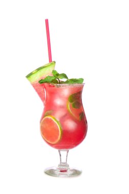 Beyaz arka planda lezzetli soğuk karpuz limonatası.