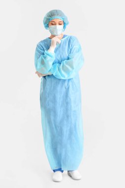 Açık arkaplanda kadın cerrah portresi