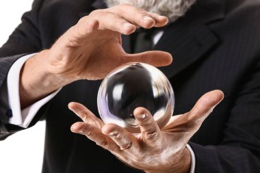 Beyaz arka planda kristal küresi olan erkek falcı, yakın plan.