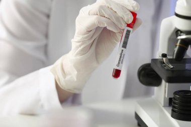 Bilimadamı laboratuvarda örnek üzerinde çalışıyor.