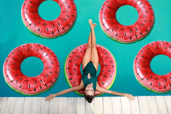 Yüzme Havuzunda Dinlenen Şişme Yüzüklü Güzel Bir Kadın — Stok fotoğraf
