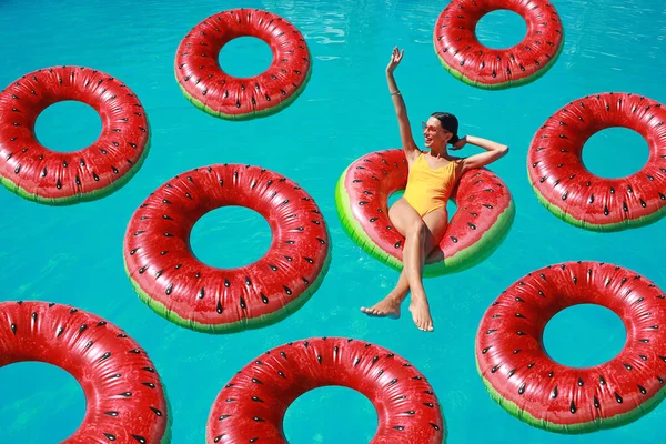 Beautiful Young Woman Inflatable Rings Relaxing Swimming Pool — Stock Photo, Image