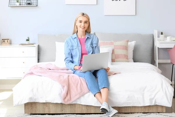 Young Beautiful Woman Laptop Bedroom — Stock Photo, Image