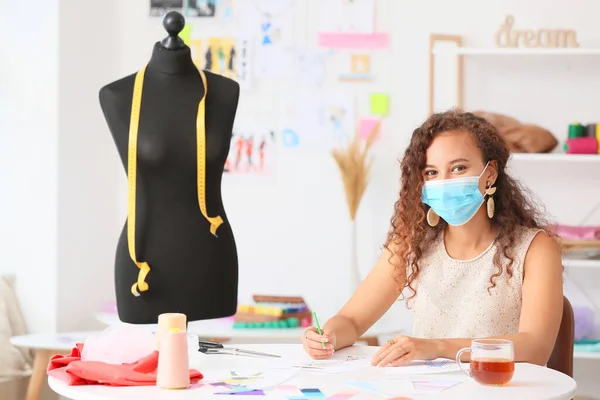 Modedesignerin Trägt Medizinische Maske Atelier — Stockfoto