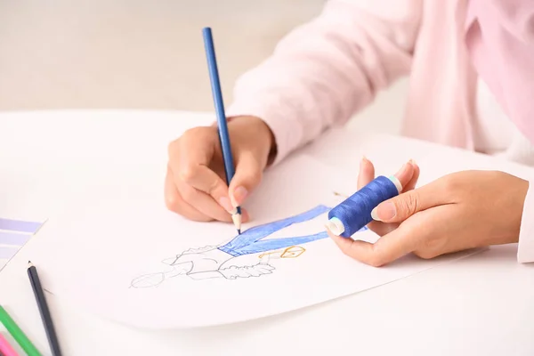 Diseñadora Moda Femenina Trabajando Estudio —  Fotos de Stock