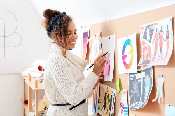 Diseñadora Moda Femenina Trabajando Estudio — Foto de Stock