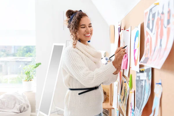 Diseñadora Moda Femenina Trabajando Estudio — Foto de Stock