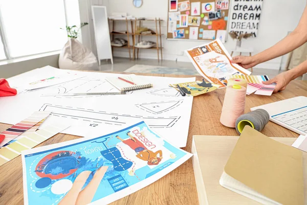 Diseñadora Femenina Trabajando Estudio — Foto de Stock