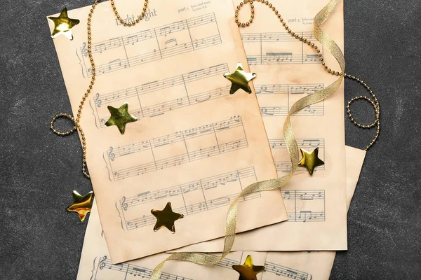 Μουσικά Φύλλα Νότες Και Χριστουγεννιάτικη Διακόσμηση Σκούρο Φόντο — Φωτογραφία Αρχείου