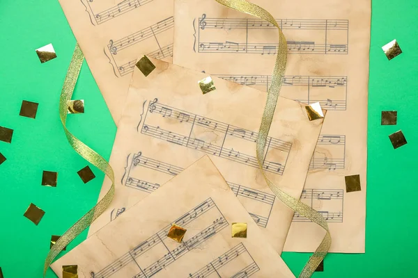 Hojas Música Con Notas Decoración Navideña Sobre Fondo Color —  Fotos de Stock