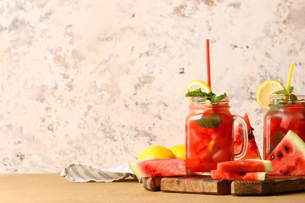 Einmachgläser Mit Leckerer Kalter Wassermelonen Limonade Auf Dem Tisch — Stockfoto