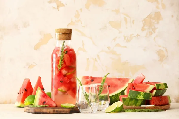Flaska Med Färsk Vattenmelonlemonad Och Glas Bordet — Stockfoto