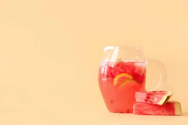 Krug Kalte Wassermelonen Limonade Auf Farbigem Hintergrund — Stockfoto