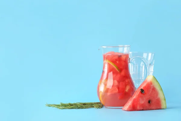 Kanna Med Kall Vattenmelon Lemonad Och Glasögon Färg Bakgrund — Stockfoto