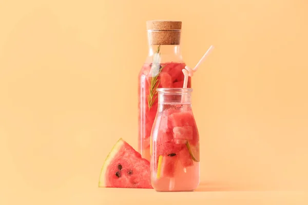 Flaskor Med Kall Vattenmelon Lemonad Färg Bakgrund — Stockfoto