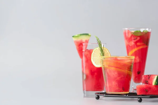 Glazen Van Koude Watermeloen Limonade Kleur Achtergrond — Stockfoto