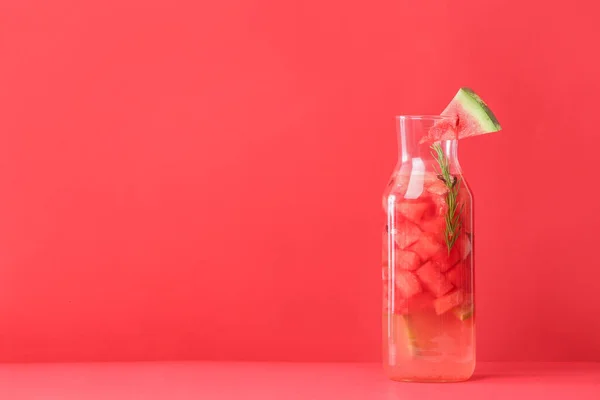 Flaska Med Kall Vattenmelon Lemonad Färg Bakgrund — Stockfoto