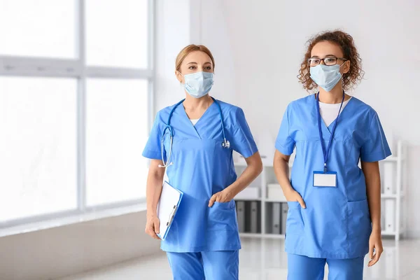 Retrato Doctores Con Máscaras Médicas Clínica — Foto de Stock