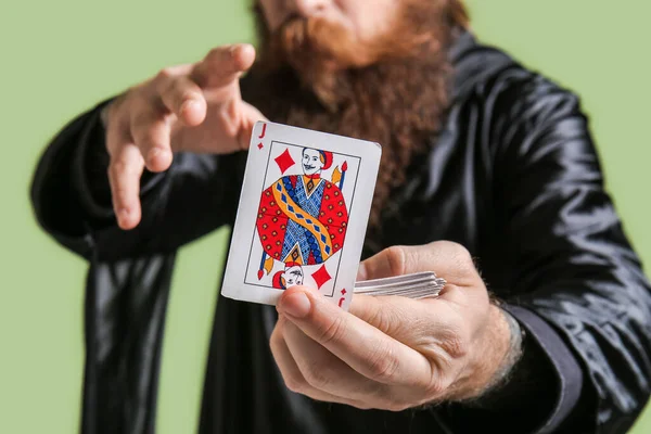 背景色のカードを持つ男性魔術師 — ストック写真