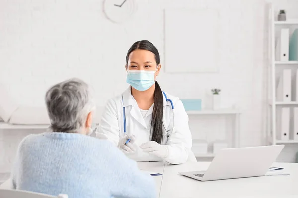Senior Woman Visiting Doctor Clinic — Stock Photo, Image