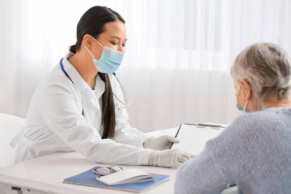 Donna Anziana Visita Dal Medico Clinica — Foto Stock