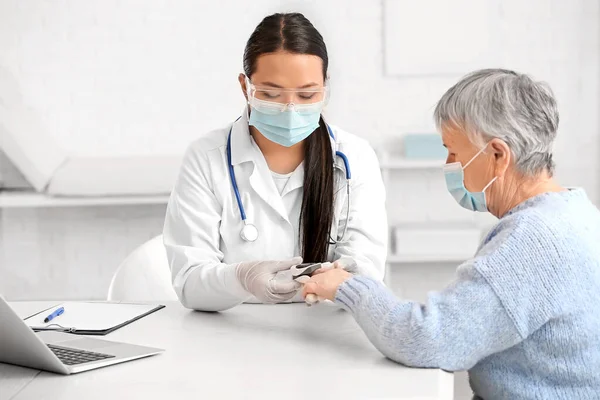 Doctor Measuring Oxygen Saturation Level Patient Blood Clinic — Stock Photo, Image