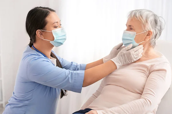 Medico Esaminando Donna Anziana Clinica — Foto Stock