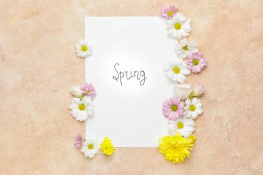 Kelime yaylı kağıt ve renk arkaplan üzerinde güzel çiçekler