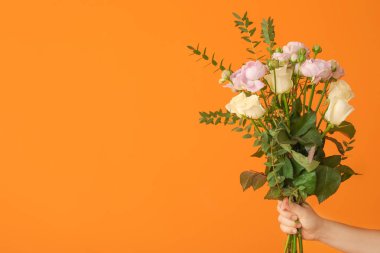 Renkli arka planda bir buket güzel çiçekle.