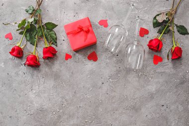 Gri arkaplanda Sevgililer Günü için güzel bir kompozisyon