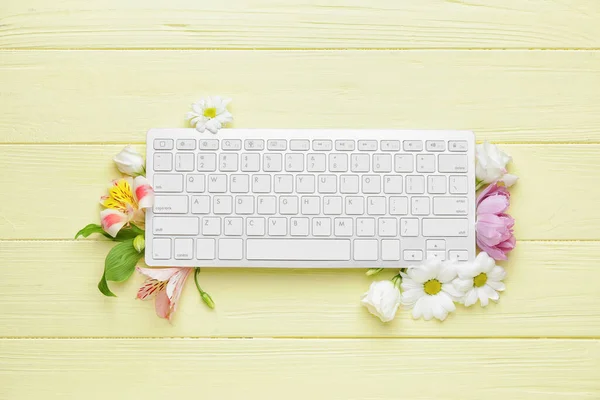 Számítógép Billentyűzet Gyönyörű Virágok Színes Háttér — Stock Fotó