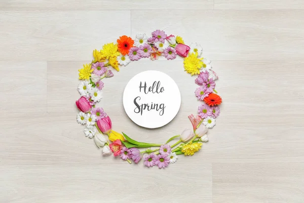 美丽的花朵和卡片 带有文字 木制背景的Hello Spring — 图库照片