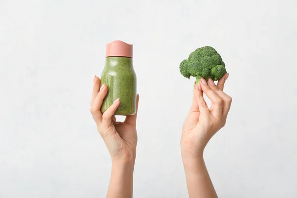 Mãos Com Smoothie Vegetal Saudável Brócolis Fundo Claro — Fotografia de Stock