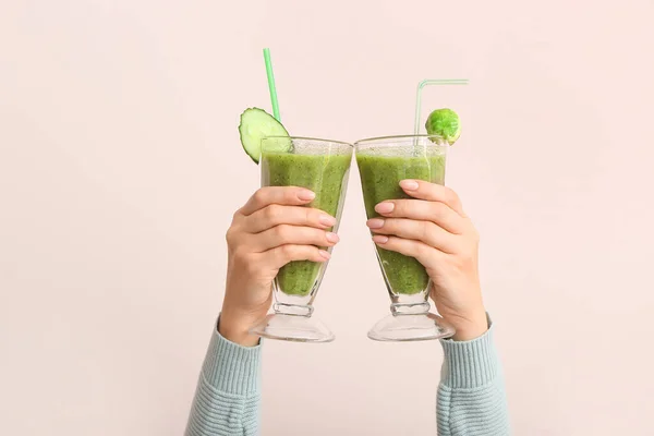 Mãos Com Smoothie Vegetal Saudável Fundo Claro — Fotografia de Stock