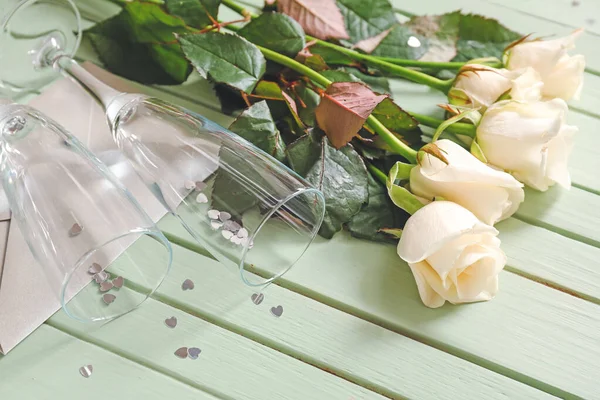 Prachtige Bloemen Envelop Glazen Tafel Valentijnsdag — Stockfoto