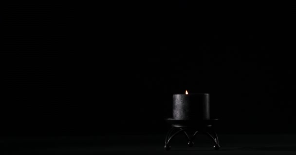 Schwarze Brennende Kerze Auf Dunklem Hintergrund — Stockvideo