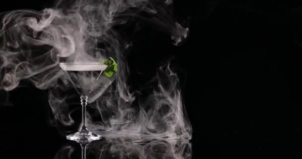 Vaso Martini Humo Sobre Fondo Negro — Vídeos de Stock